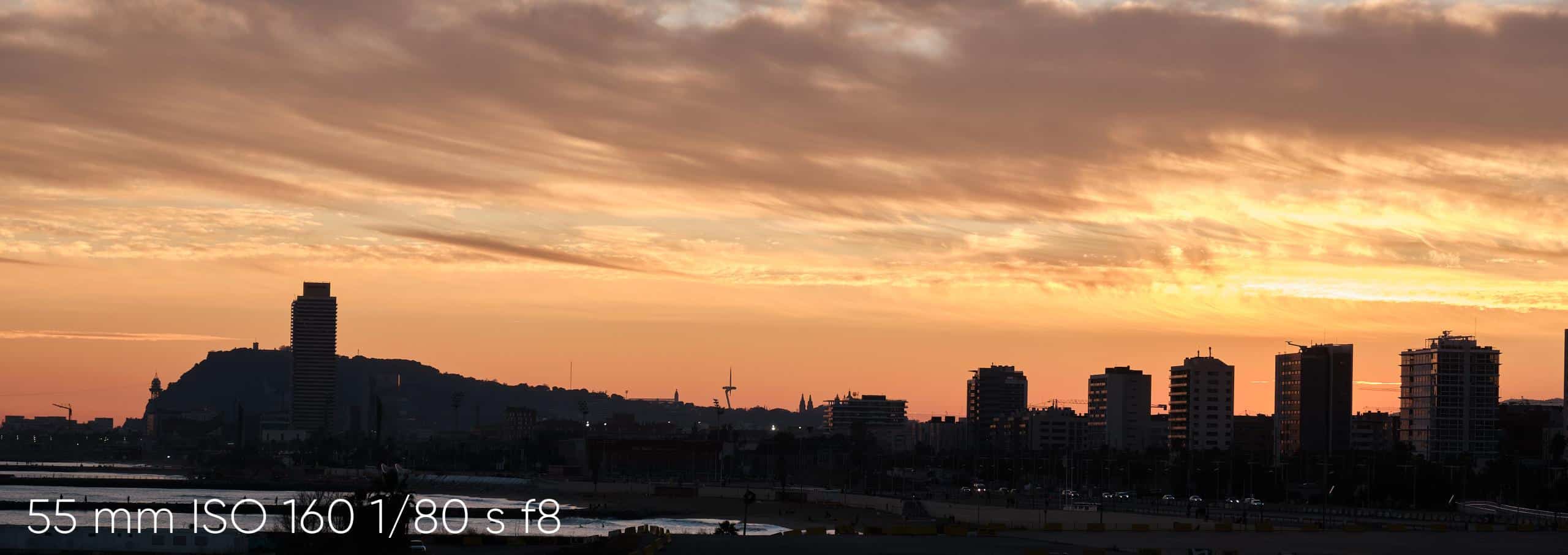 Vista al atardecer de la ciudad de Barcelona