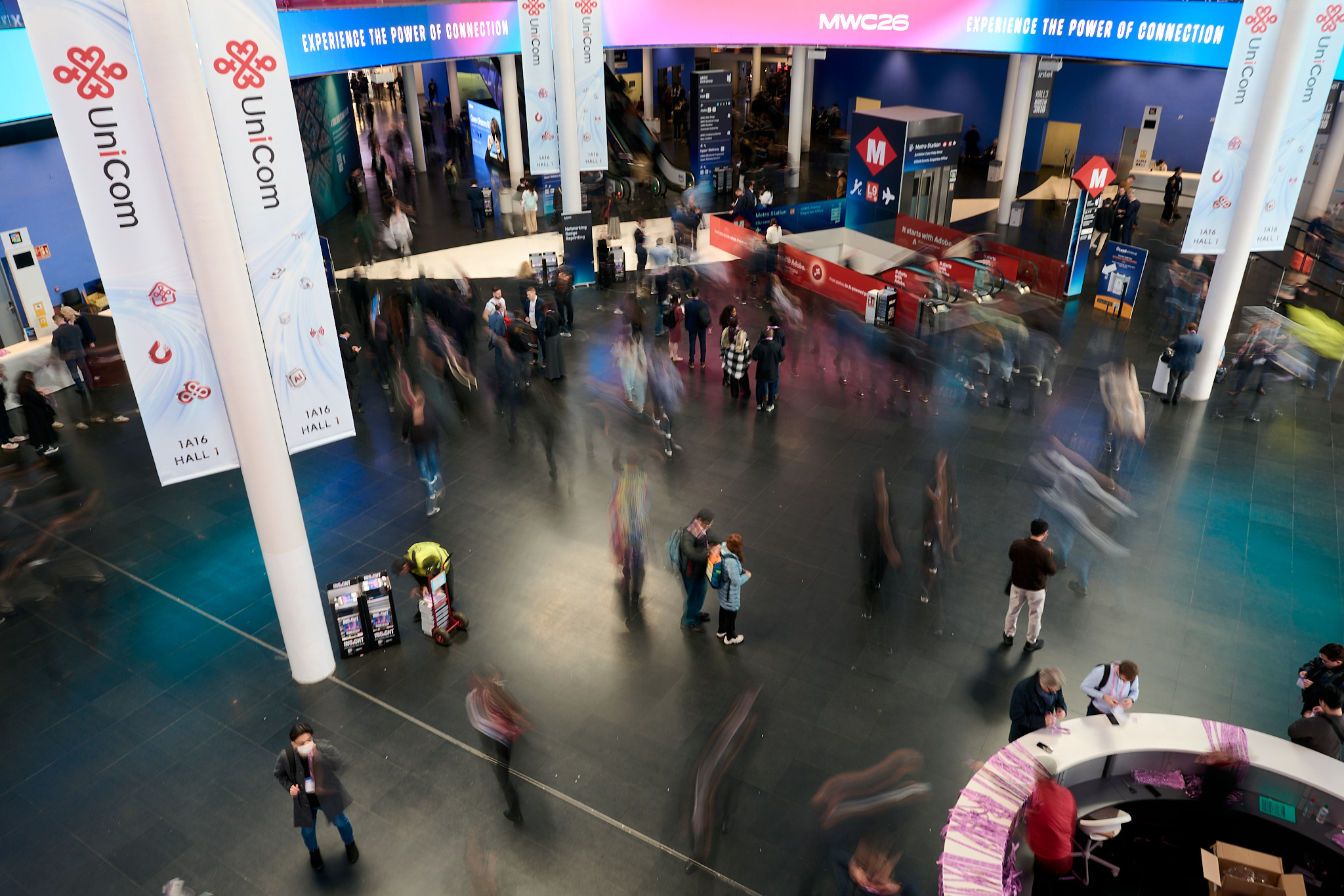 Mwc 2026 participants experiencing global connectivity exhibition