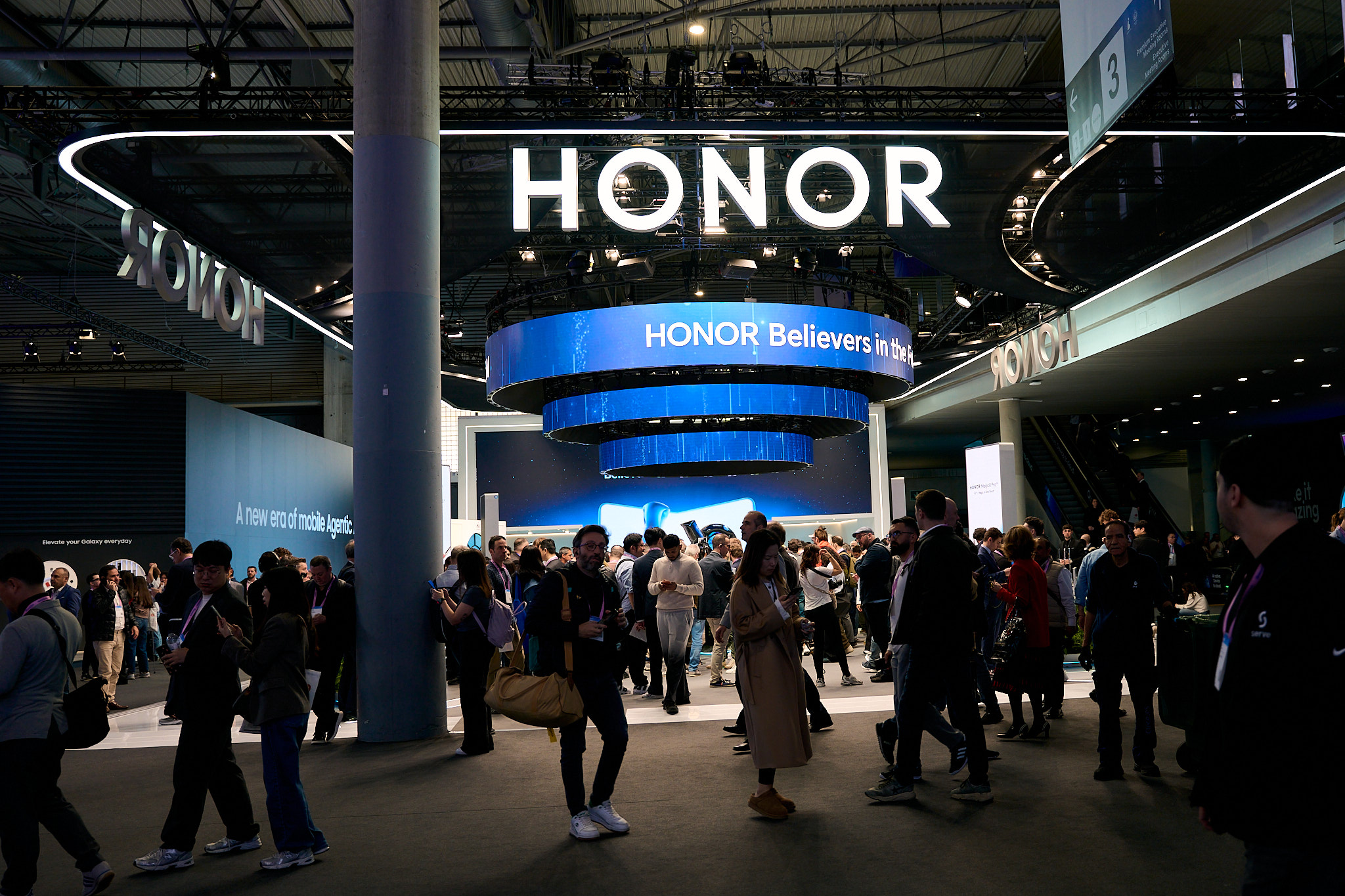 Honor exhibition booth at mwc tech trade show