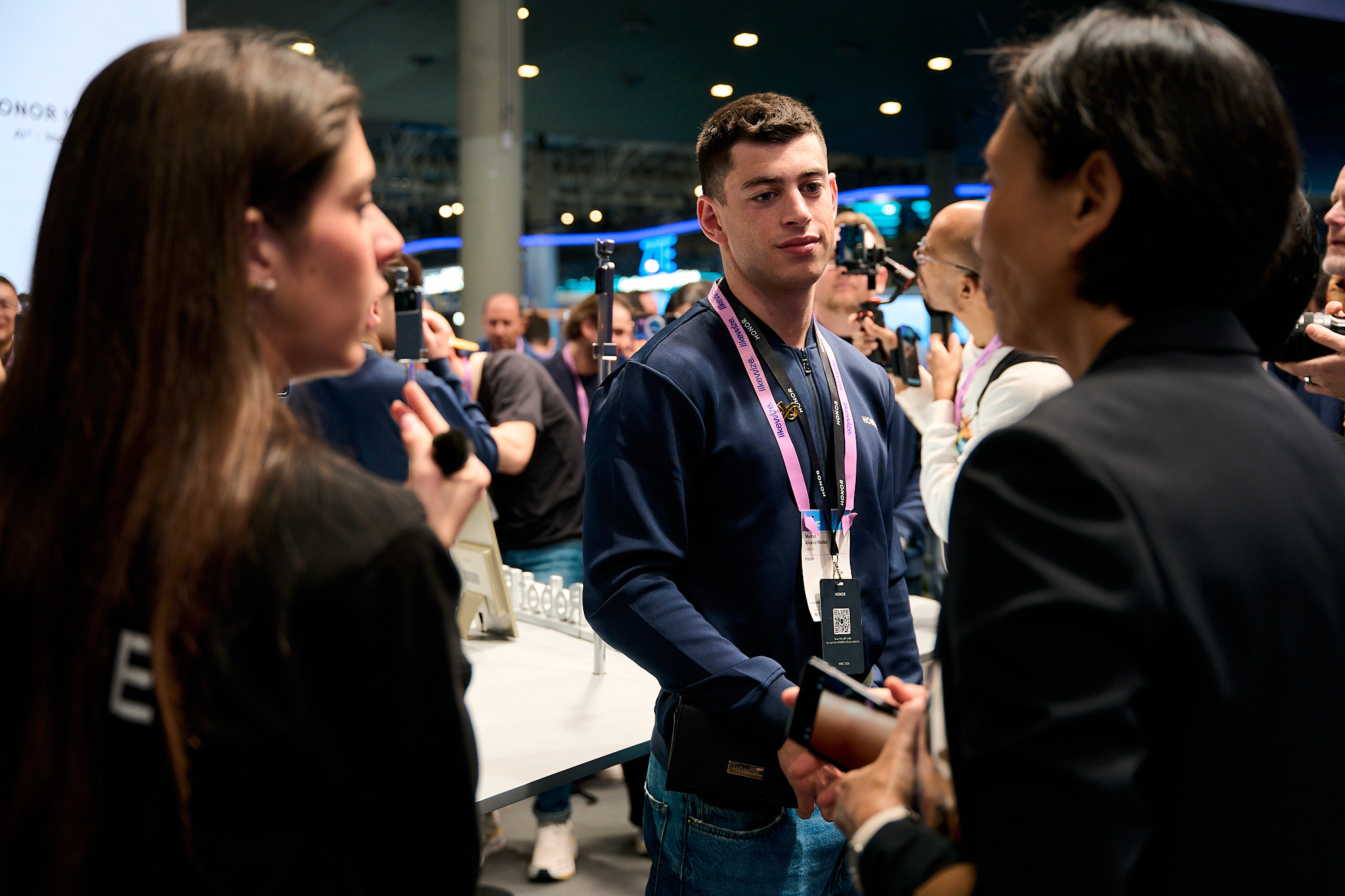 People networking and discussing at mobile world congress