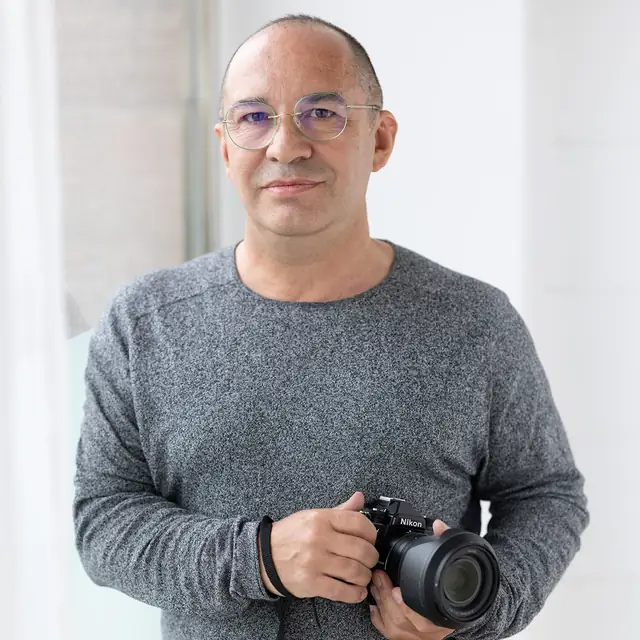 Álvaro González, Barcelona photographer, holding a Nikon camera